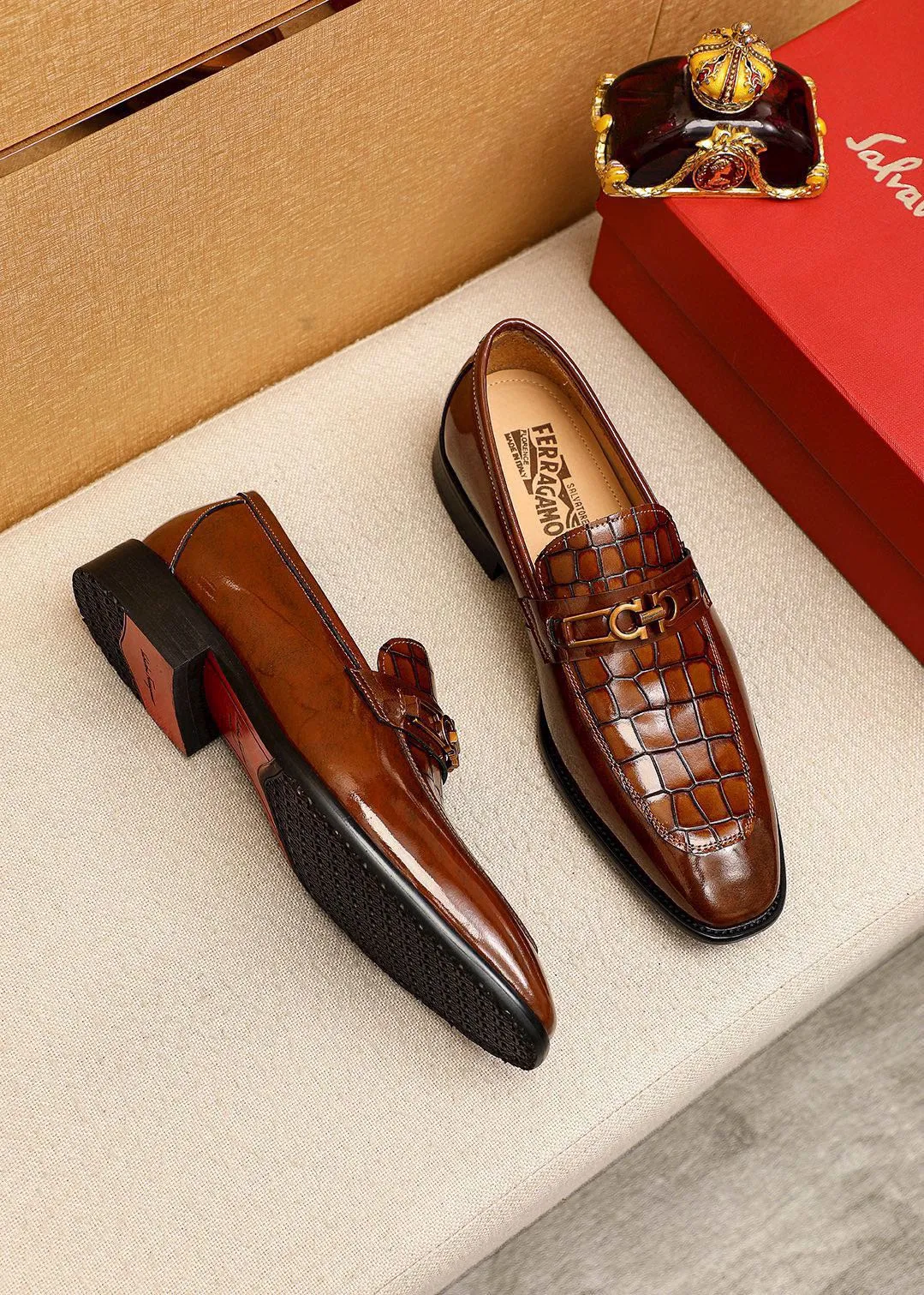Men's shoes 💰480💰 Product trademark: Ferragamo "Ferragamo" casual leather shoes Regular size: 38-44 (45🉑️customized) Product materials: Selected imported first-layer open-edge beaded calfskin embossed upper + original hardware buckle, imported water-dyed cowhide leather lining. Strong three-dimensional visual effect, combined outsole Color: 2⃣️colors available
